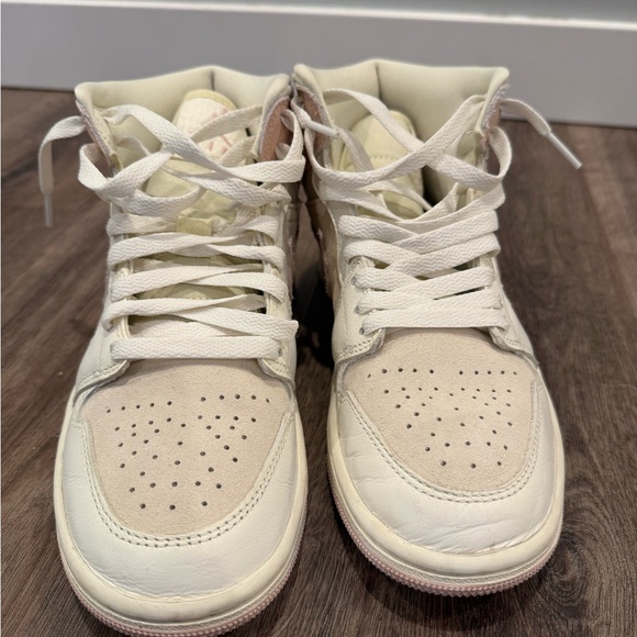 WMNS AIR JORDAN 1 MID SE - Size 7 - UK 4.5 - Picture 8 of 11